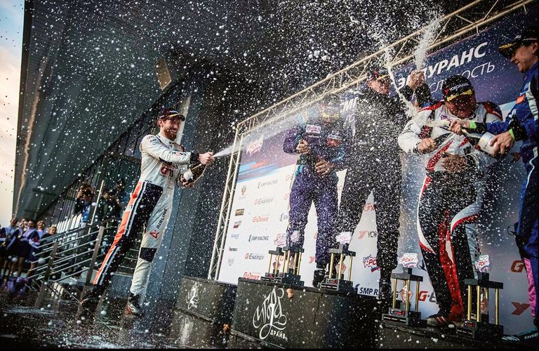 Команда SHISHKOIL празднует победу