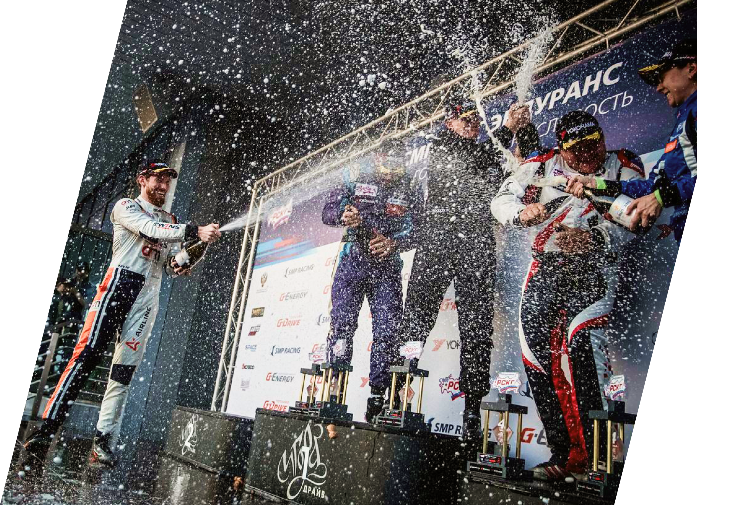 Команда SHISHKOIL празднует победу